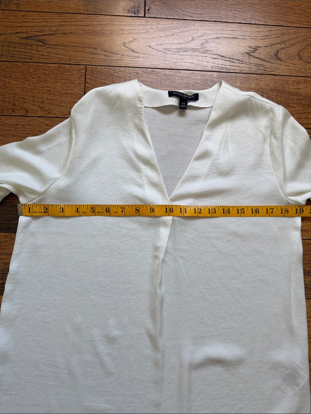 Banana Republic Factory Women’s White V-Neck Blouse - Picture 3 of 6